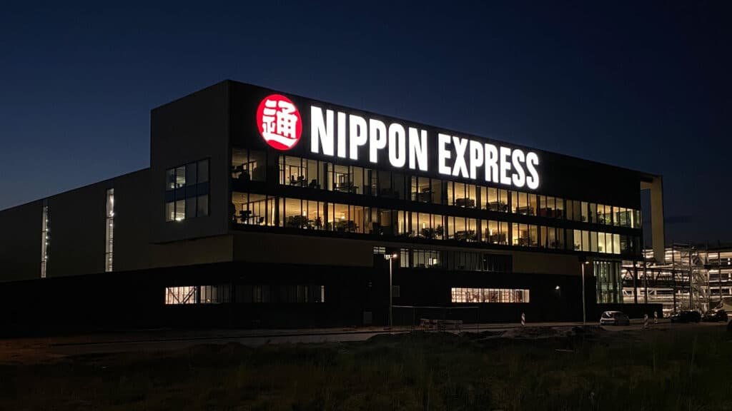 Nippon express gevelreclame verlichting