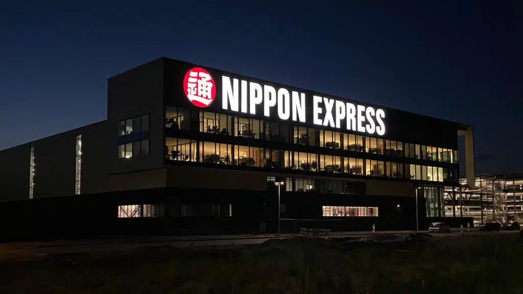 Nippon express gevelreclame verlichting