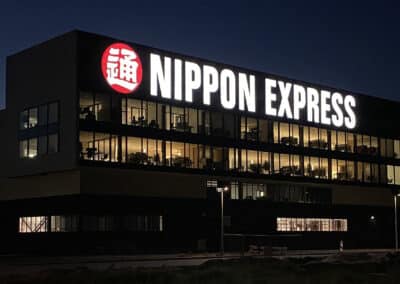 Nippon Express Gevel signing – Verlichte Doosletters