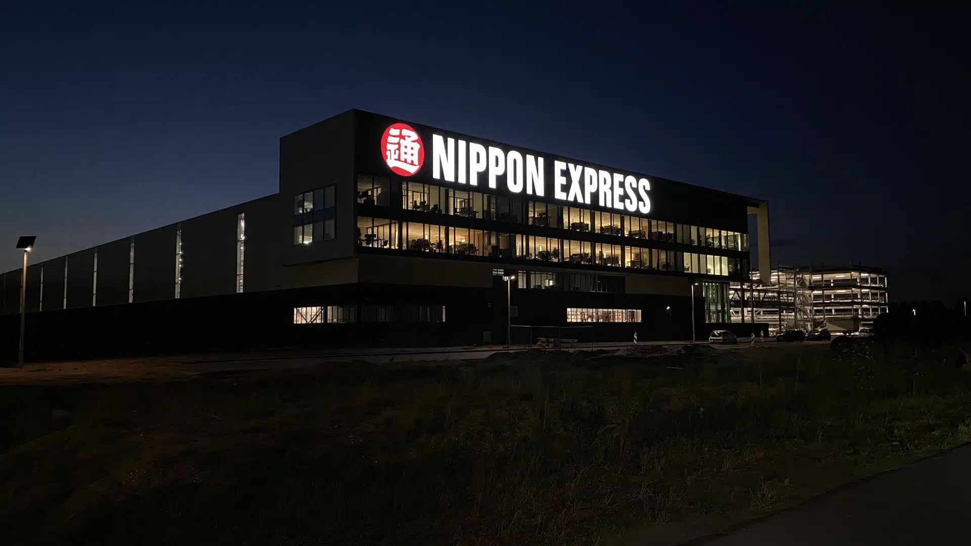 Nippon Express Gevel signing – Verlichte Doosletters