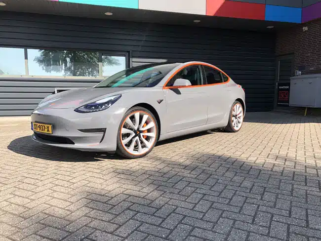 carwrap personauto tesla voorkant Bakwagen bestickering, carwrap bakwagen