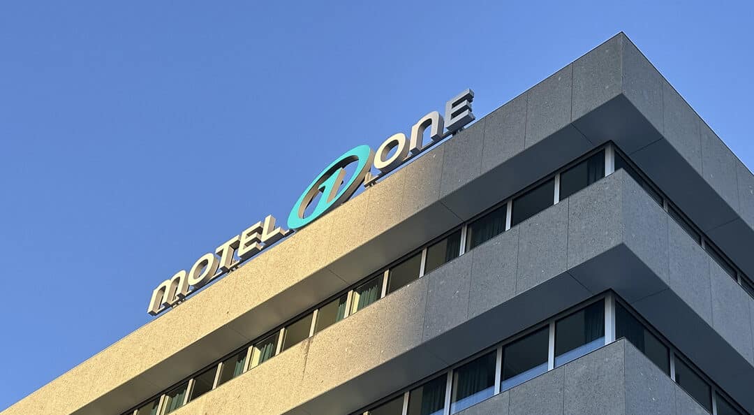 Motel One Signing – verlichte doosletters