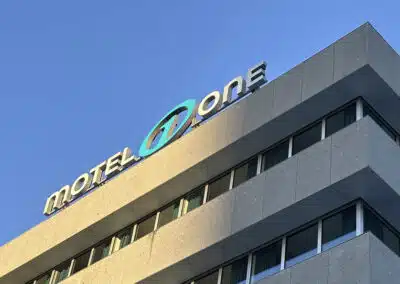 Motel One Signing – verlichte doosletters